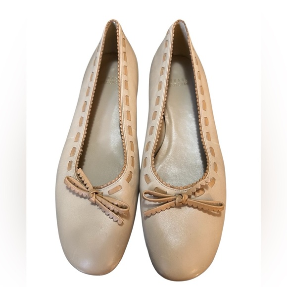 Stuart Weitzman cream tan leather kitten heels with whipstich and bow details - Picture 2 of 9
